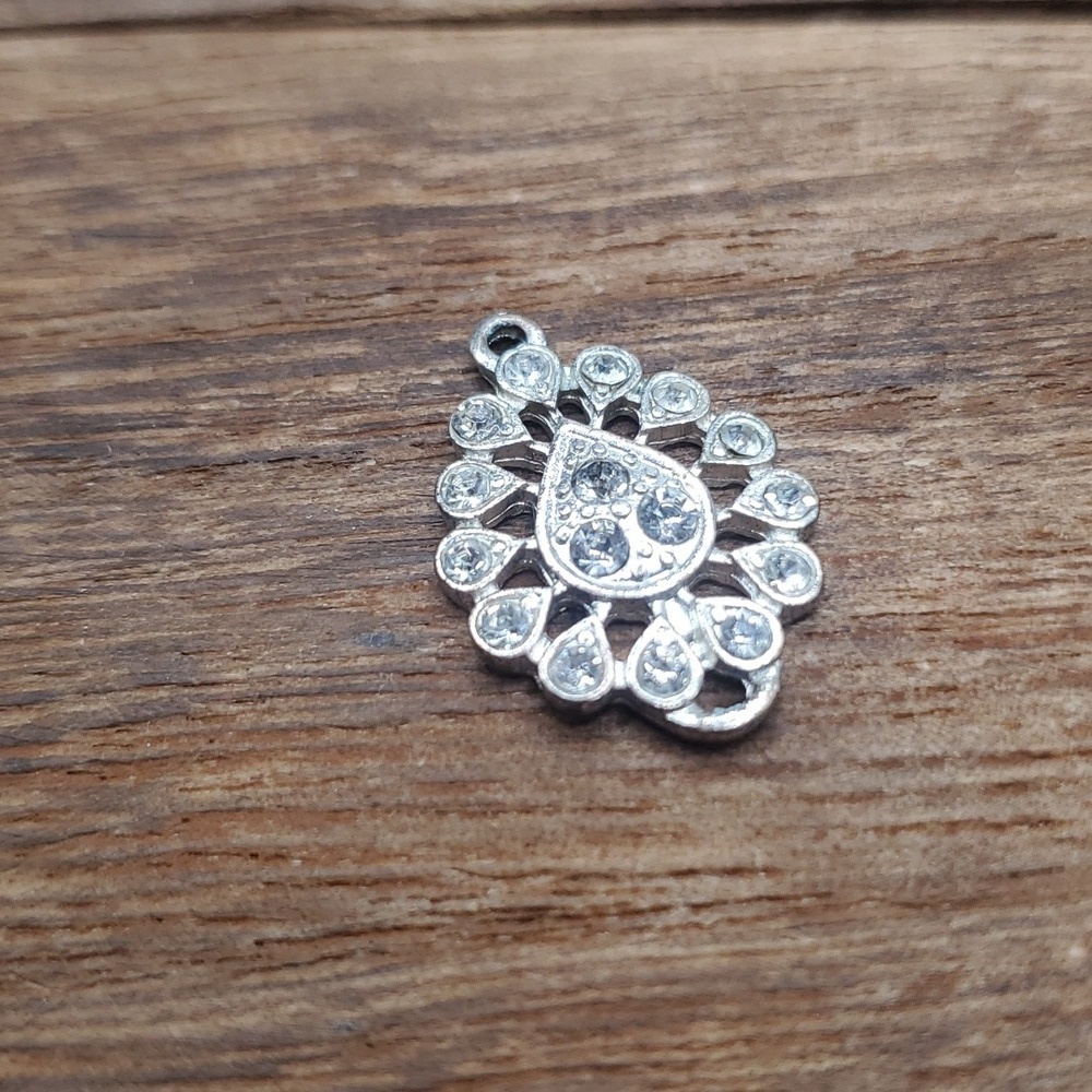 Peacock lace crystal pendant‎